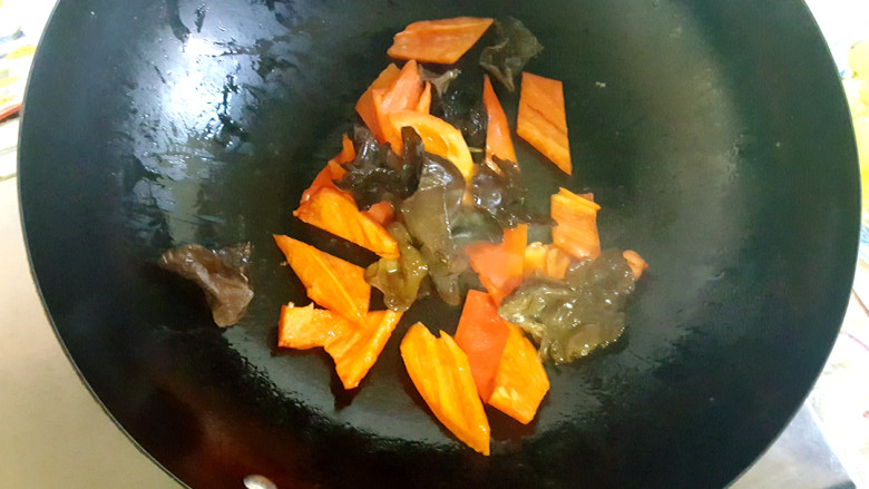 咖喱时蔬,在锅中放一点点油，放辣椒和黑木耳，翻炒几下。