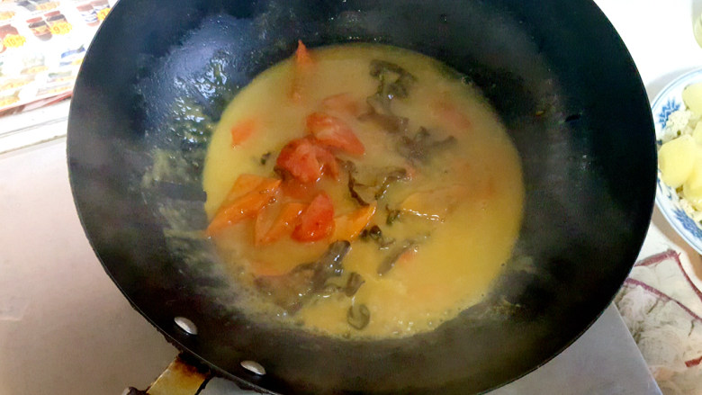 咖喱时蔬,锅中放水，待花生酱和咖喱充分溶解。