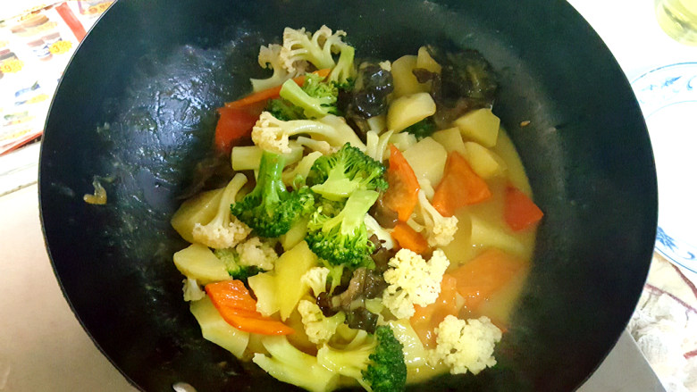 咖喱时蔬,倒入有机花菜，西蓝花和土豆。