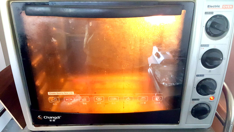 私房烤肉,烤箱180°上下管预热。