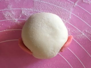 小猪豆沙包,包成包子
揉圆
一小块红色面皮
剪一分为二
做小猪耳朵
蘸水沾上