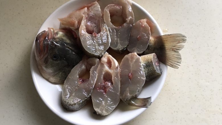 鱼露蒸鲈鱼,翻一下面，让鱼肉充分吸收鱼露，并腌制一会