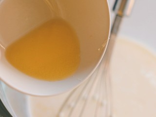 可可毛巾卷,黄油融化后，加入蛋液中搅匀。