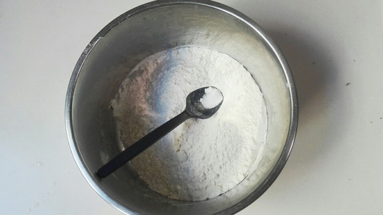 枸杞冲(葱)淡(蛋)虾皮饼,放入少许盐面粉里