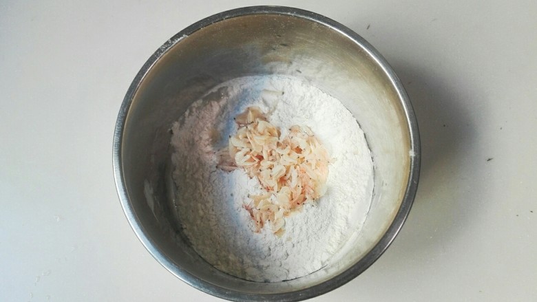 枸杞冲(葱)淡(蛋)虾皮饼,放入洗净的虾皮