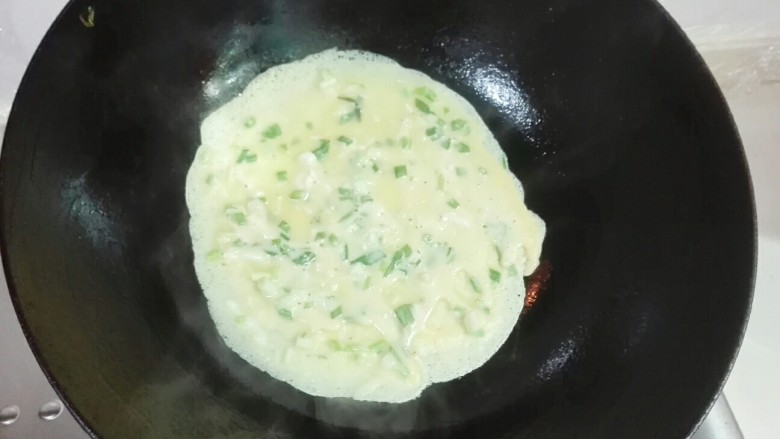 枸杞冲(葱)淡(蛋)虾皮饼,提起锅慢慢转圈，使鸡蛋饼糊随着锅的转动均匀沾满锅底