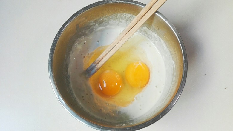 枸杞冲(葱)淡(蛋)虾皮饼,放入两个鸡蛋