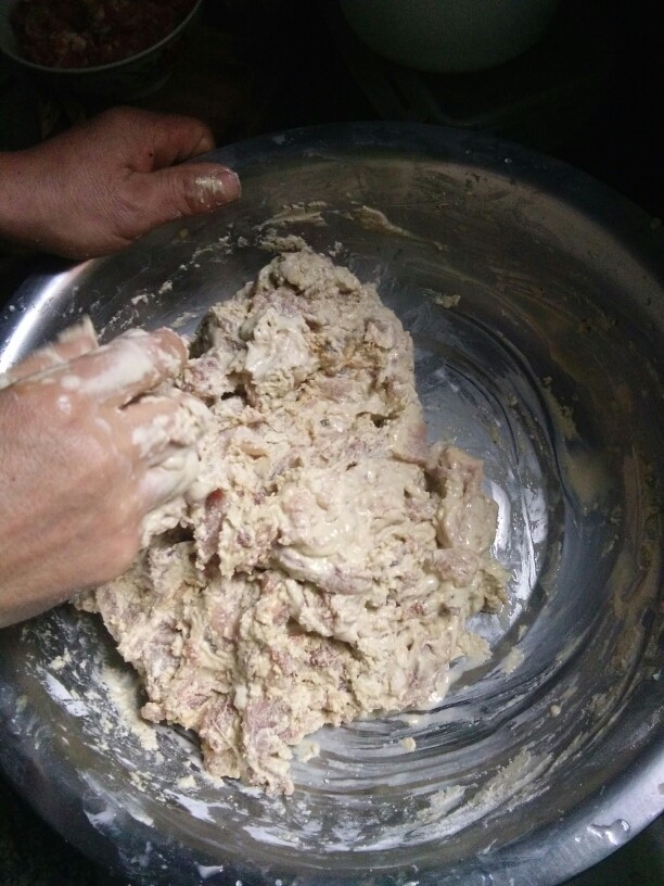 《老爸的厨房》之年味酥肉,和肉的过程，淀粉太干可以适量加些水，让淀粉和肉更好地贴合，让淀粉更好地把肉包裹起来