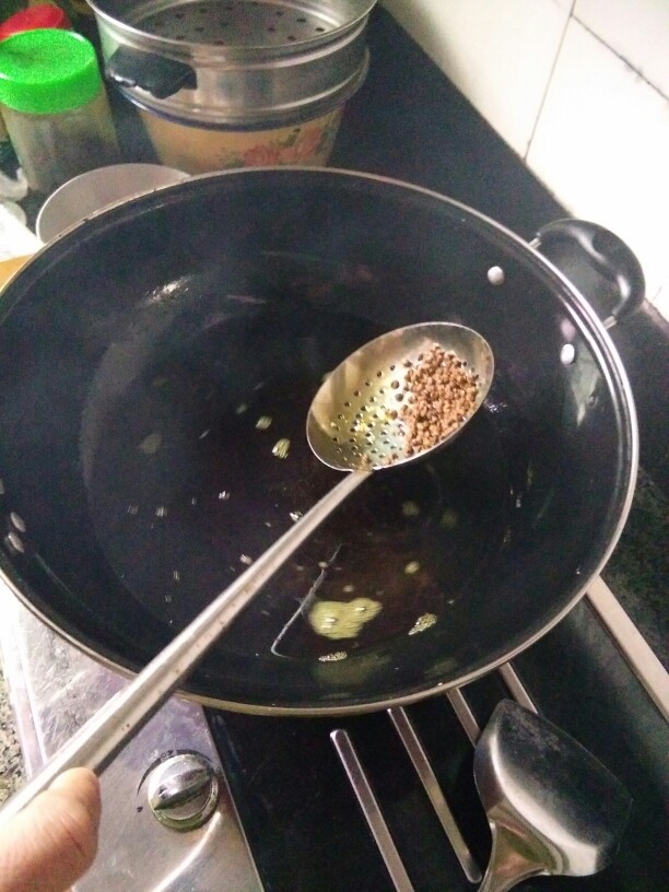 《老爸的厨房》之年味酥肉,当干花椒的味儿融入油中后，将干花椒残渣用漏勺捞出，一定要捞干净，否则花椒炸糊了粘在酥肉上会有苦味儿，影响口感