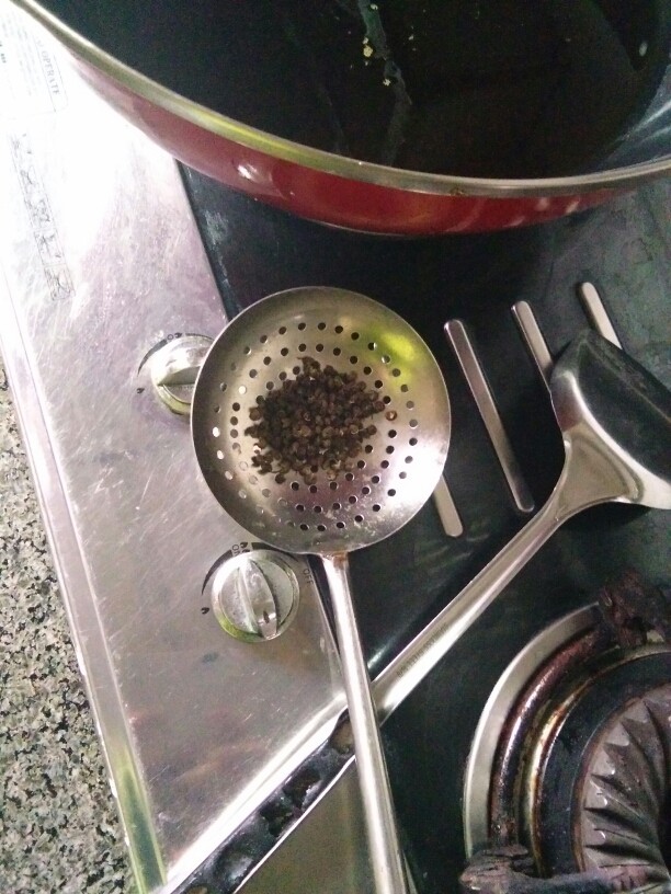 《老爸的厨房》之年味酥肉,等油温升到油面的泡沫快散尽时，用漏勺放入油锅中适量的干花椒