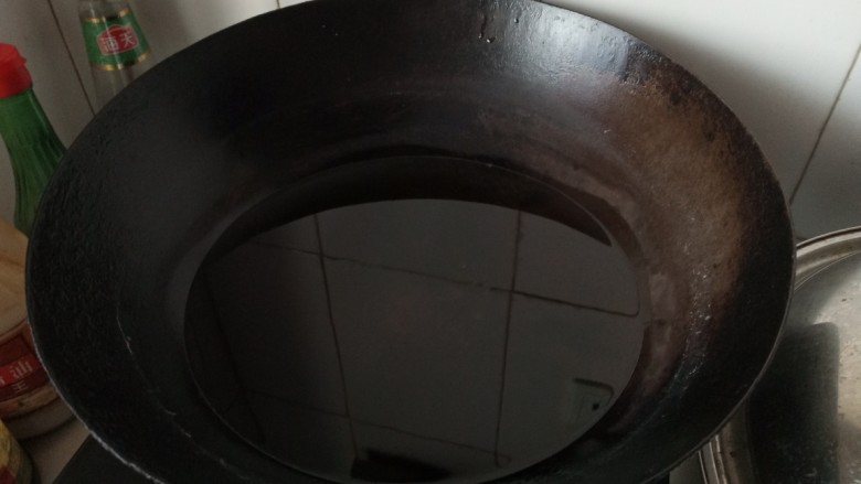 蒜香炸排骨,热油锅