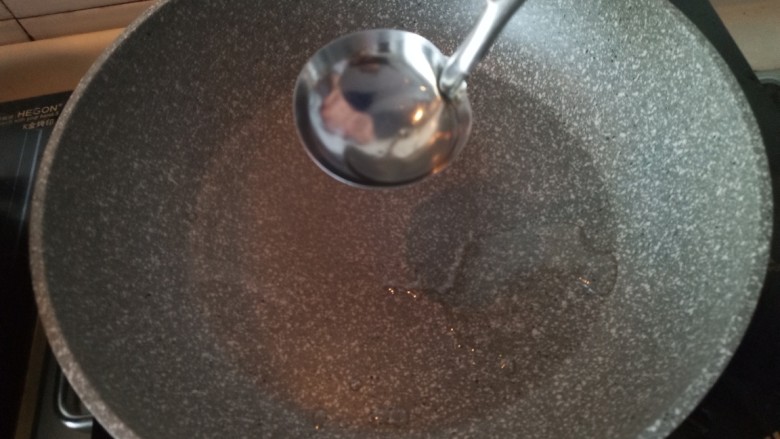 蒜香炸排骨,平底锅放一勺炸排骨用的油