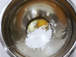 蔓越莓燕麦酥饼,鸡蛋打入干净的盆中，加入糖粉用打蛋器打发至蓬松发白状态；
