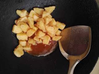 拔丝苹果,锅铲舀起糖浆能拉出直线来的时候关火，苹果下锅，翻炒几下，出锅。
