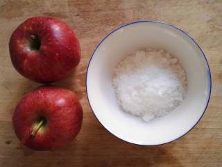 拔丝苹果,原料：花牛苹果、白糖。