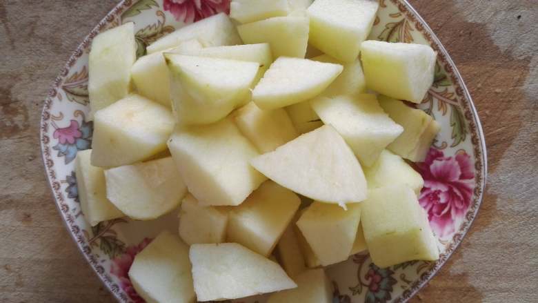 拔丝苹果,苹果洗净去皮，切成块。