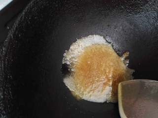 拔丝苹果,糖慢慢变黄色，这时火可以关小点，继续搅拌。