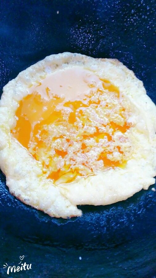 黄韭鸡蛋素馅饺子,锅里加油倒入鸡蛋液