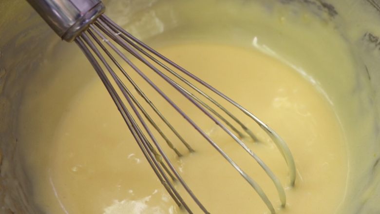 快手玛德琳,剩下的黄油液体趁热倒入面糊中，用蛋抽搅拌均匀