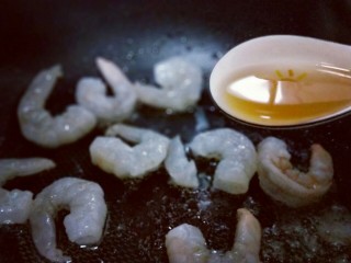 咖喱虾仁炒饭,加入料酒。