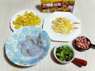 咖喱虾仁炒饭,鸡蛋敲碗里加入盐用筷子打散，之后煎鸡蛋饼，再切碎即可。所有食材准备完成。