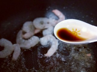 咖喱虾仁炒饭,加入生抽。