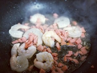 咖喱虾仁炒饭,加入切好的火腿丁煸炒。