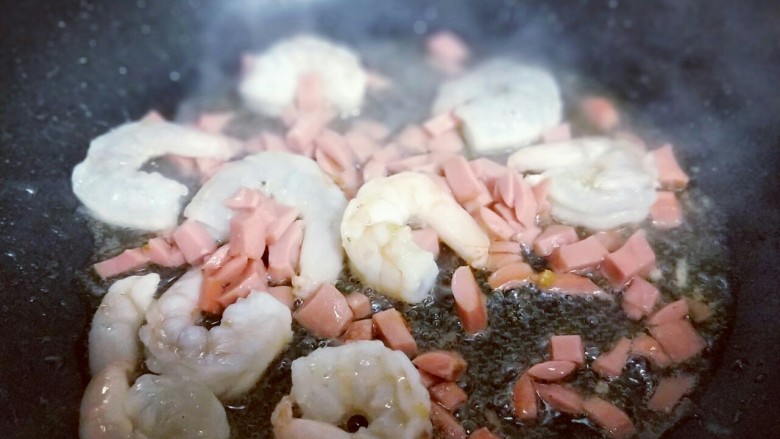 咖喱虾仁炒饭,加入切好的火腿丁煸炒。