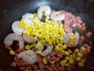咖喱虾仁炒饭,再加入焯水的玉米粒。