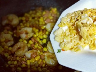 咖喱虾仁炒饭,加入提前煎好的鸡蛋。