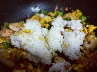 咖喱虾仁炒饭,加入米饭，小火翻炒均匀即可出锅。