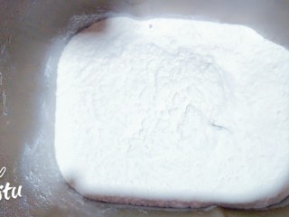 青菜香菇素馅饺子,面包机里按比例放入面粉，盐，水和面