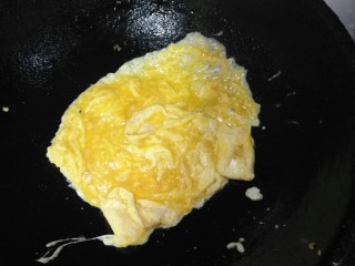 青菜香菇素馅饺子,锅里加入鸡蛋液