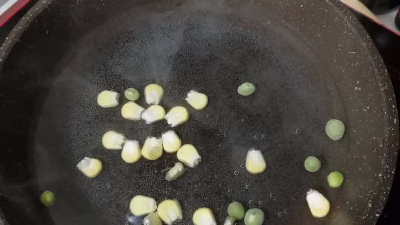 土豆沙拉,煮土豆的过程中处理配菜。黄瓜、苹果切丁。培根煎一下再切丁，会更香。玉米粒和豌豆粒煮熟。我的蒸锅比较小所以放不下了，你们可以把玉米粒和豌豆粒和土豆一起蒸。配菜准备好后再备好黄油等调料