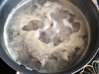 宝宝营养🐂牛肉松无添加任何添加剂
,水加姜煮到沸腾，再下牛肉，沸腾后就会出现这种泡沫，把泡沫捞掉，中小火煮半个小时左右！