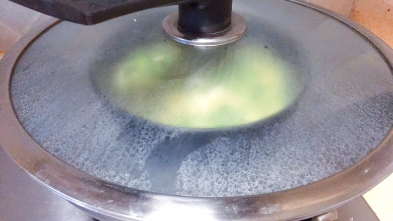 嫩到出水的鸡蛋糕,然后盖上锅盖，大火蒸12分钟左右。时间快差不多的时候，可以用一个勺插进去看看，是否还有蛋液没有凝固。都刚刚凝固完毕，是最好的火候，如果蒸太久，就会导致鸡蛋液出现蜂窝样的气泡口，也就不会嫩了。所以一定注意火候。看表面是否粗糙，也是火候的一种表现。