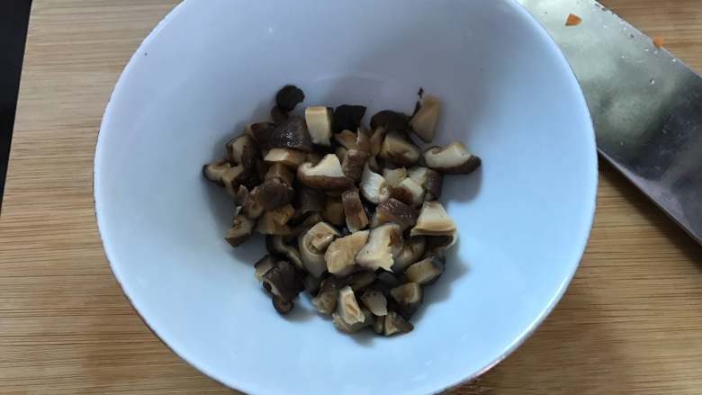 香菇玉米粥,香茹泡发好后切成小粒。