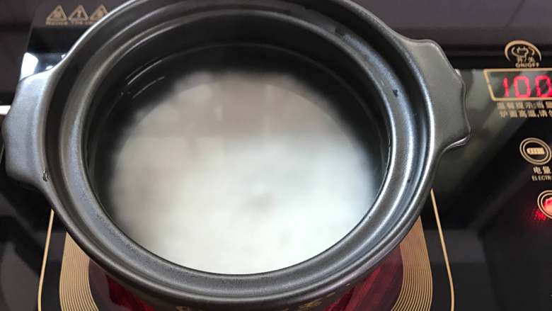 香菇玉米粥,淘洗干净的米放入砂锅中，加入适量的水。