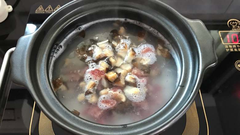 香菇玉米粥,煮开十分钟后加入香茹香肠粒。