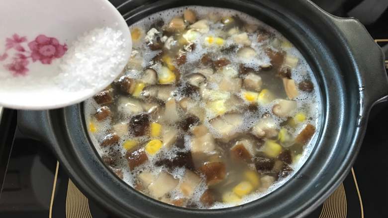 香菇玉米粥,放入适量的盐调味。