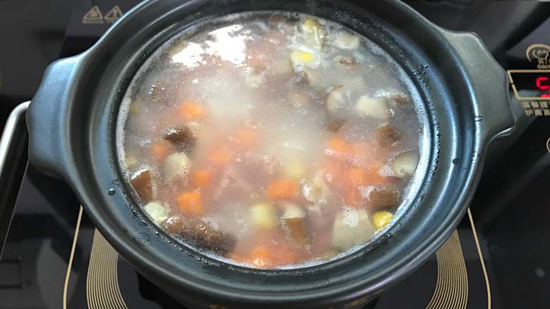 香菇玉米粥,继续煮十分钟后加入胡萝卜粒。