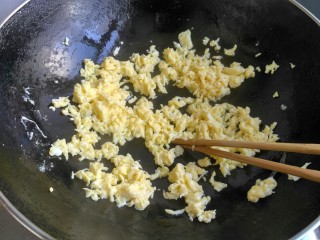 韭菜鸡蛋虾皮包子,起锅放油，把鸡蛋炒成小块，盛出备用