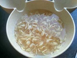 韭菜鸡蛋虾皮包子,虾皮过两遍水去除灰尘和杂质