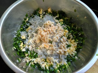 韭菜鸡蛋虾皮包子,挤干水分放入韭菜里