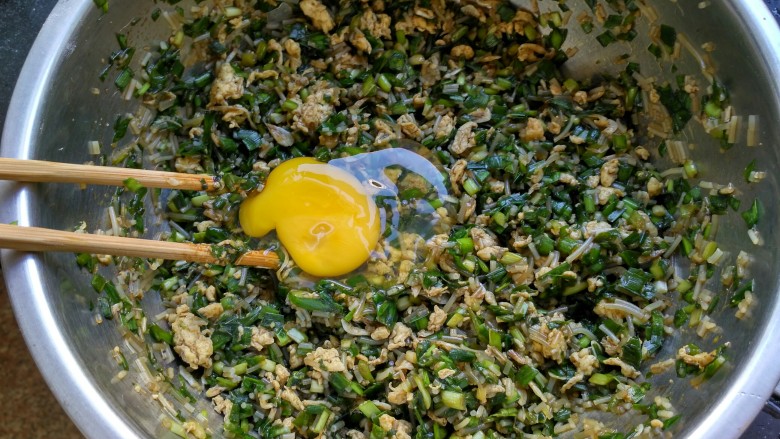 韭菜鸡蛋虾皮包子,再打入一个鸡蛋，搅拌均匀