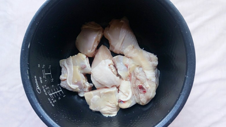 电饭煲+椰子鸡汤,清洗干净的鸡肉放入电饭锅内