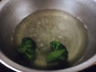 豌豆烧茄子饭,西兰花焯水，焯水时水里放少许盐和1滴油。