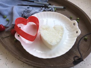 豌豆烧茄子饭,准备一碗米饭，用模具将米饭塑成形。