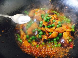 豌豆烧茄子饭,放入适量的盐调味。