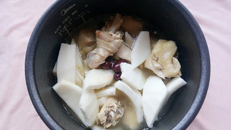 电饭煲+椰子鸡汤,煮好的椰子鸡汤放入一勺盐然后搅拌一下
